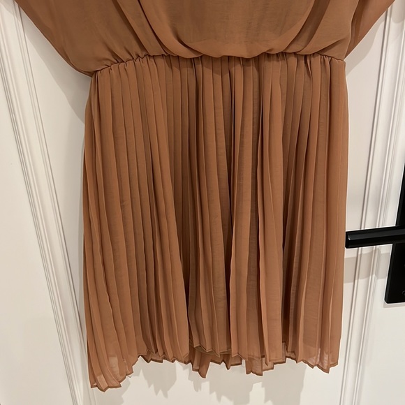Chiffon cocktail dress with open back and pleated skirt - Picture 2 of 4